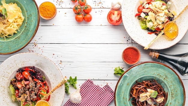 Stół z kolorowymi potrawami